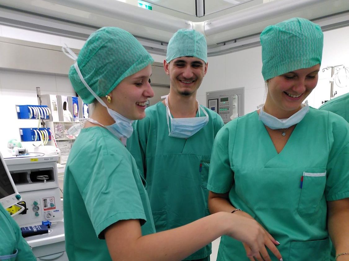 Besuche der 8CE im Krankenhaus Ried