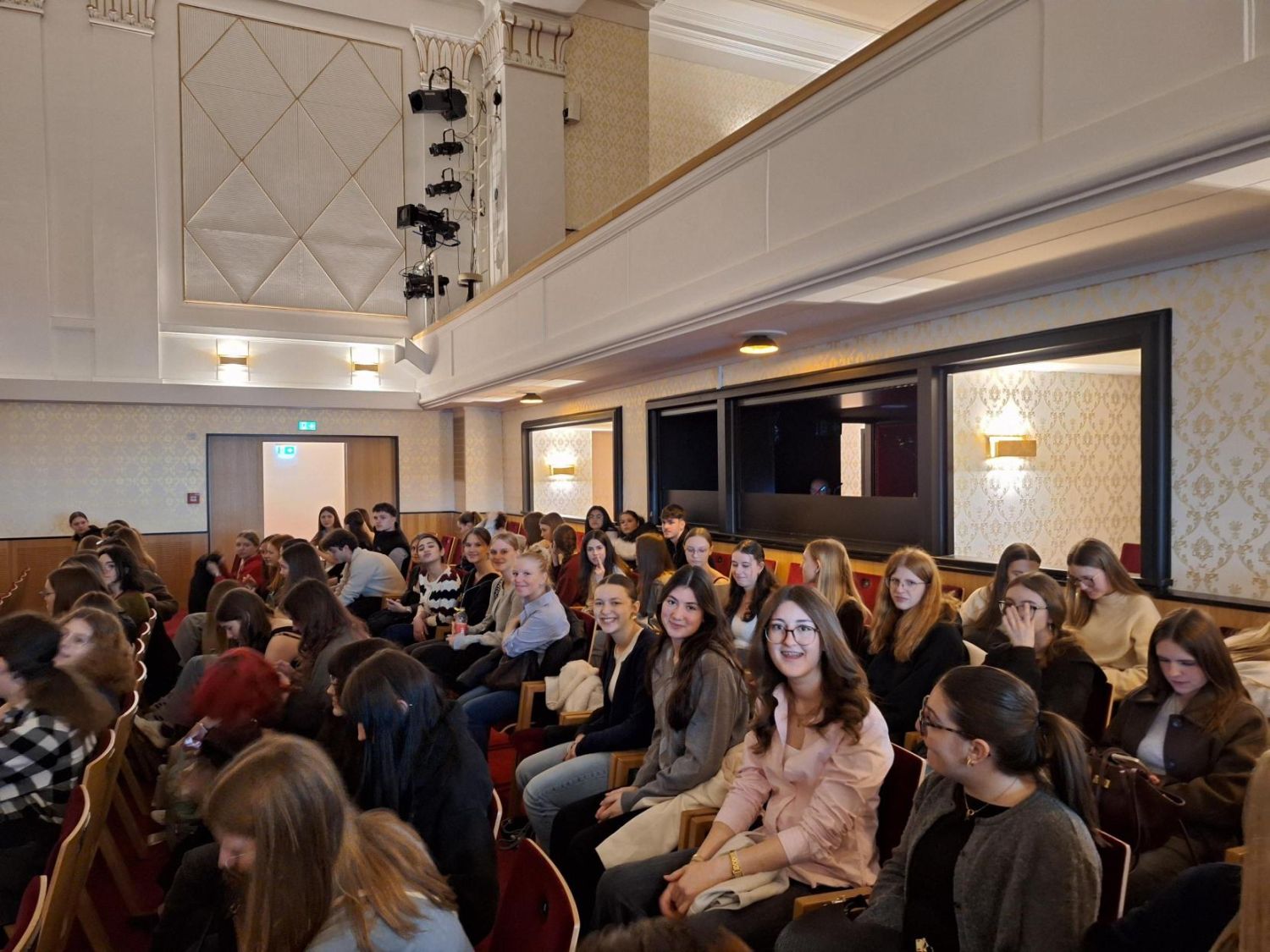 7. Klassen im Theater Greif bei "Faust"