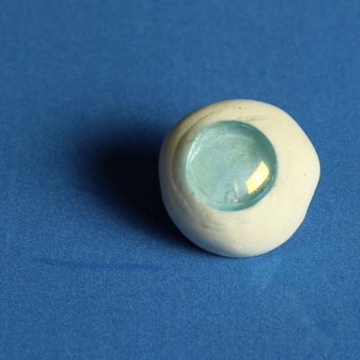 Broschegiessharzauge